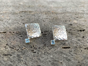 Ohrringe aus 925er Sterlingsilber mit blauem Topas 5x5 mm