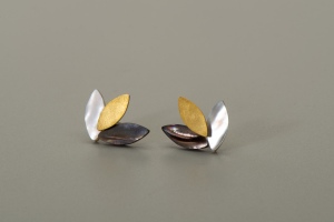 OHRSTECKER AUS 925ER STERLINGSILBER GOLDPLATTIERT MIT PERLMUTT