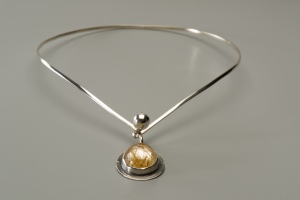 HALSREIF UND ANHÄNGER AUS 925ER STERLINGSILBER MIT RUTILQUARZ