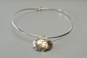 HALSREIF MIT ANHÄNGER AUS 925ER STERLINGSILBER UND GOLDPLATTIERTEN ELEMENTEN