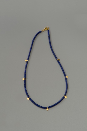 FEINE KETTE AUS LAPISLAZULI STEINEN MIT SILBERVERGOLDETEN ELEMENTEN