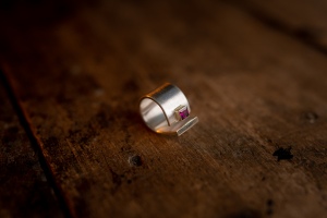 Ring aus 925er Sterlingsilber und 585er Gold mit 5x5 mm Rhodolith Stein