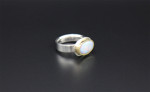 Ring aus 925er Sterlingsilber mit 585er Goldfassung und Opalstein