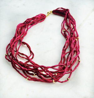 Seidenbänder mit silbervergoldeten Elementen