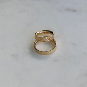 Eheringe aus 750er Gelbgold mit bearbeiteter Oberfläche und Brilliant